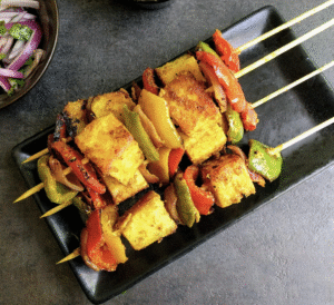 Gegrillter Rahmkäse mit Gemüse (Paneer Tikka)